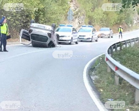 Обърнат автомобил затвори за движение пътя Смолян-Пловдив