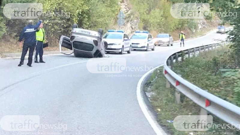 Обърнат автомобил затвори за движение пътя Смолян-Пловдив