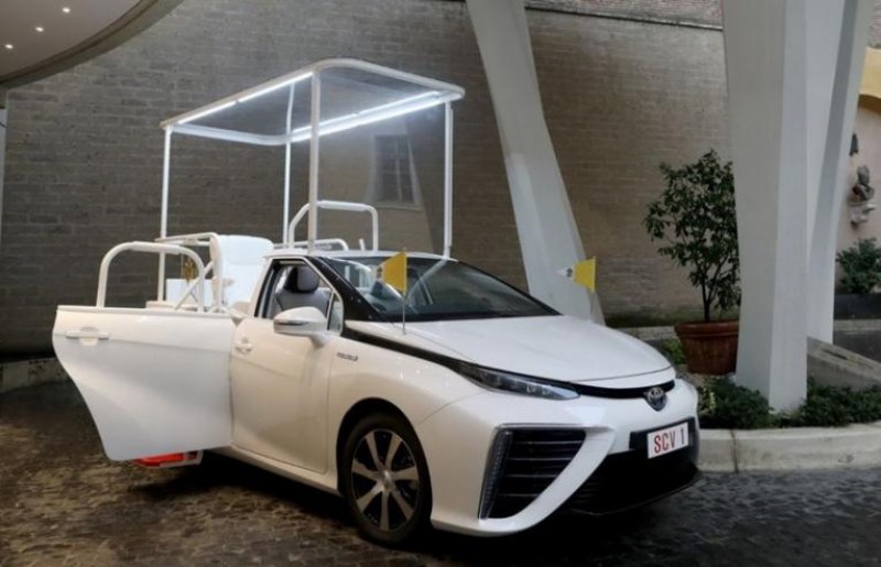 Папата има нов автомобил