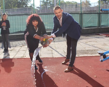 Децата от пловдивско школо спортуват на чисто нова площадка