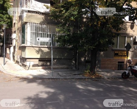 Кабели се вият като паяжина на улици в центъра на Пловдив