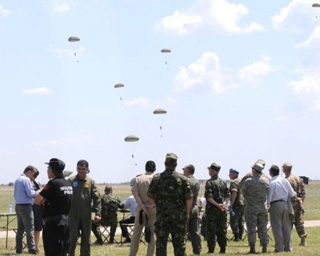 Парашутистите отбелязват своя празник! Вертолети и самолети ще прелитат над Пловдив
