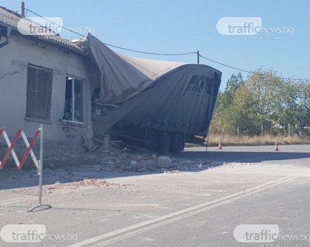Тир се вряза в къща, шофьорът е в тежко състояние