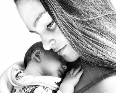 Веси Бонева пусна мила черно-бяла снимка с първата си рожба