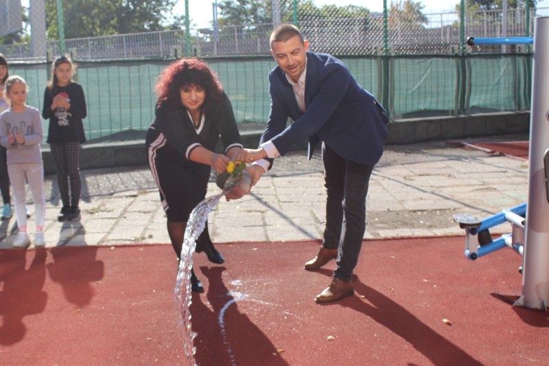 Децата от пловдивско школо спортуват на чисто нова площадка