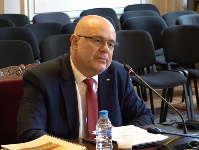Правната комисия изслушва доклада на Иван Гешев