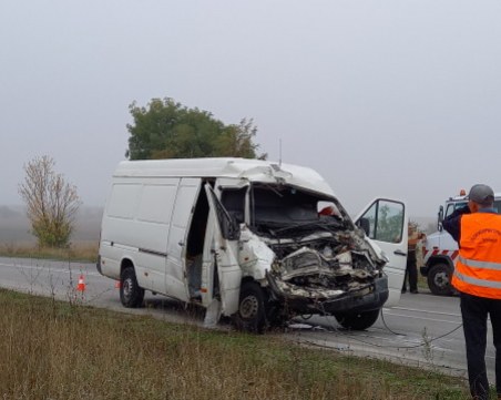 25-годишен загина при удар на автобус и микробус край Търговище