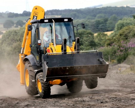 Багерист е в болница след инцидент в Първенец