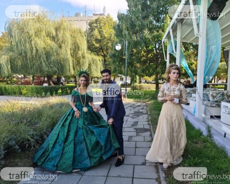 Ромска булка с пищна рокля, корона и златни накити взе акъла на пловдивчани