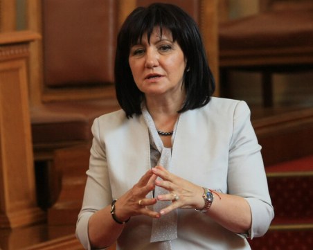 След 4 часа дебати: Караянчева остава председател на Народното събрание