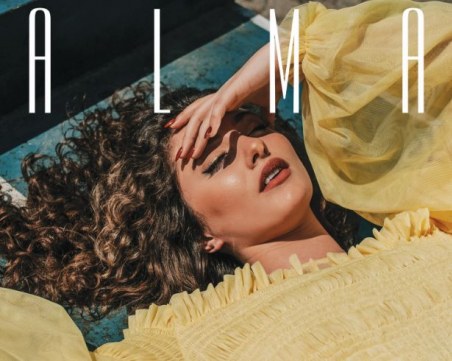 Дъщерята на Саня Армутлиева с песен за бунта на младостта и грешките