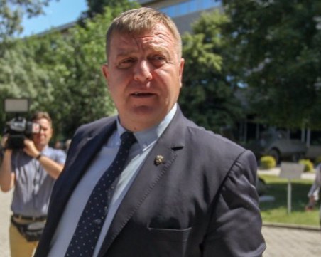 Каракачанов: Авиацията започва да се изправя на крака