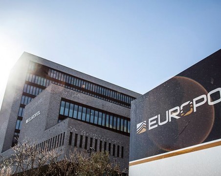 Разбитата киберпрестъпна група QQAAZZ, изпрала милиони евро, действала във Варна