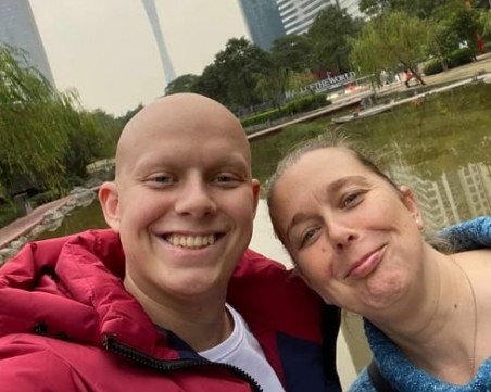 Родителите на покойния Георги даряват капчици живот със средства от дарителската му сметка