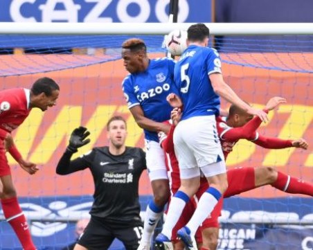 Евертън и Ливърпул не се победиха в мач с късна драма