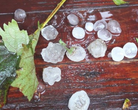 Необичайно: Буря и градушка връхлетяха Несебър