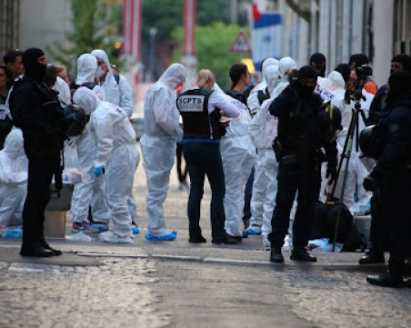 Още петима задържаха за убийството на учител във Франция