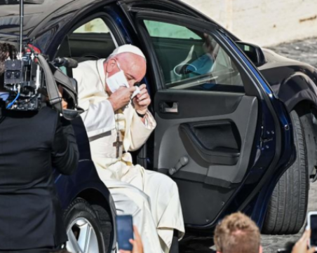 Папата напусна 