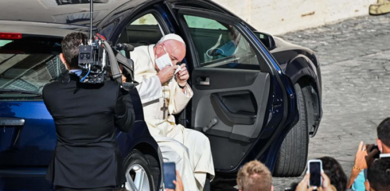 Папата напусна 