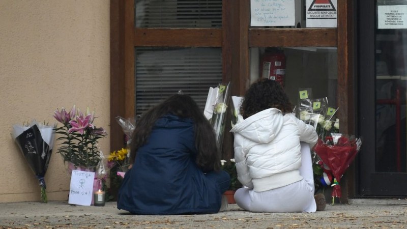 Убиецът на френския учител по история качил снимки на тялото му в социалните мрежи