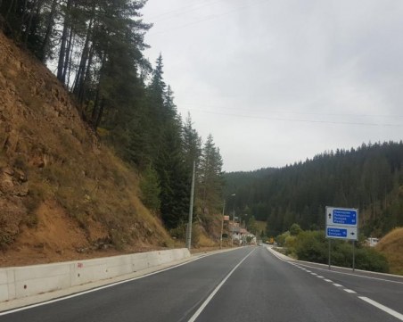 Ремонтират 27 км. от натоварен път в Родопите