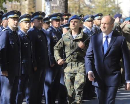 Румен Радев отдаде почит пред паметната плоча на героите парашутисти