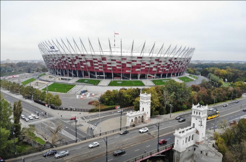Националният стадион във Варшава става полева болница