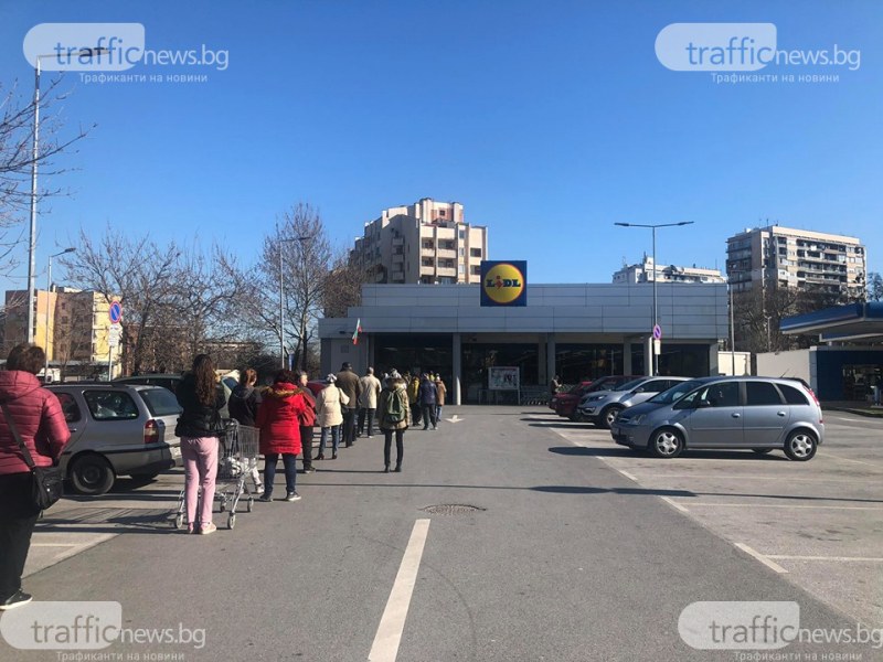 Отново ще има опашки! Ограничават посетителите в супермаркетите в Пловдив