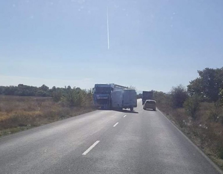 Тежка катастрофа на Карловско шосе, бус се вряза в камион