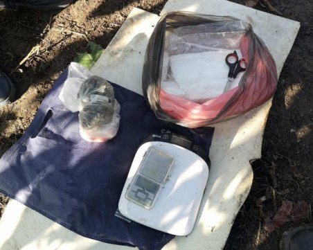 Удар на полицията! Трима дилъри са арестувани край Пловдив по време на сделка с амфетамин