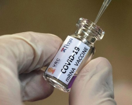 Възобновяват тестовете на ваксината срещу COVID-19, която дава най-много надежди