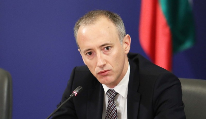 Министърът на образованието: Забраняваме екскурзии и присъствени родителски срещи и съвети в червените области