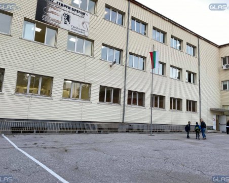 Бой в училище в Пазарджик! Две момичета се сбиха заради обиди и намеци за момчета