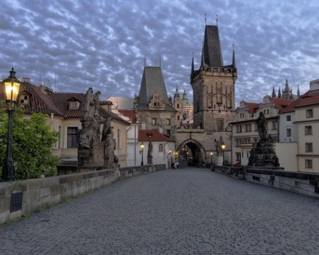 Чехия затваря повечето магазини, забранява свободното придвижване на хора