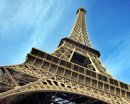 Две жени бяха намушкани под Айфеловата кула