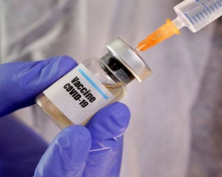 Почина доброволец, инжектиран с COVID-19 ваксина