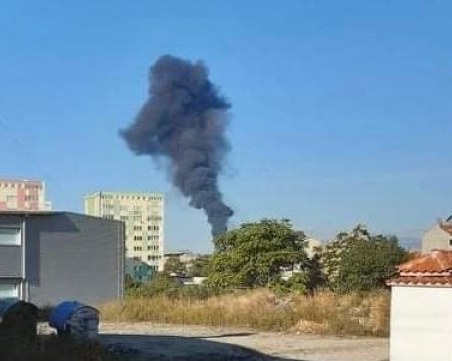 Пожар избухна в автосервиз в Карлово, две пожарни се борят с огъня