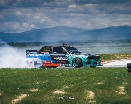 Зрелищно шоу: Мощни БМВ-та ще пилят гуми край Пловдив