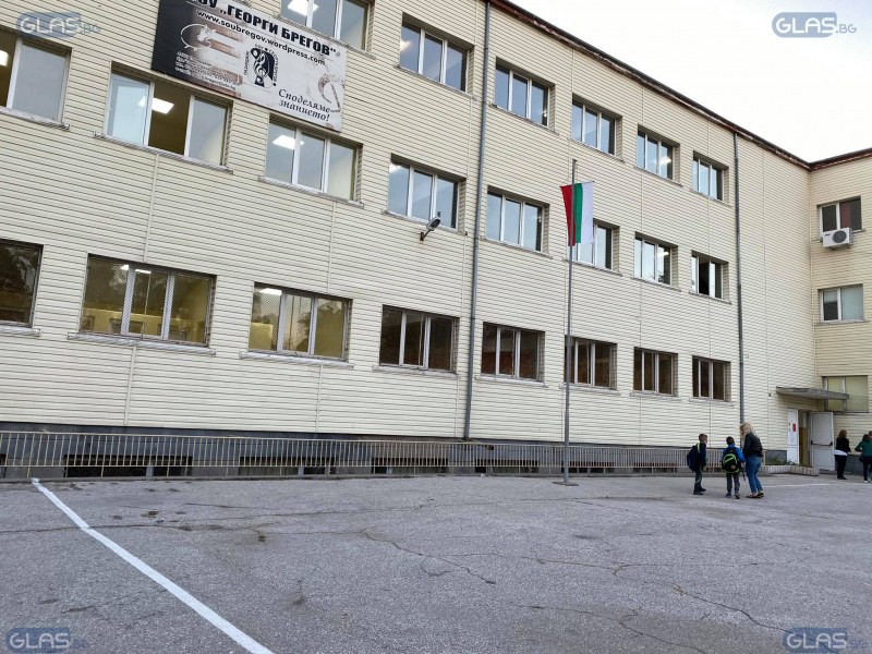 Бой в училище в Пазарджик! Две момичета се сбиха заради обиди и намеци за момчета