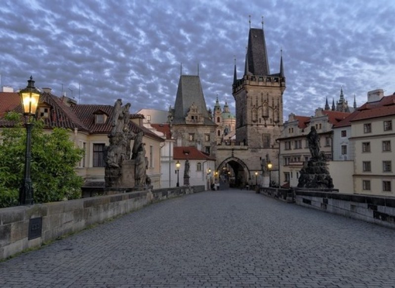 Чехия затваря повечето магазини, забранява свободното придвижване на хора