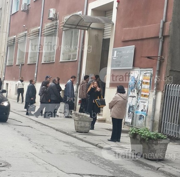 Данъчното в Пловдив продължава да работи, въпреки петимата заразени