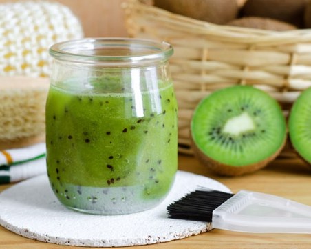 Маска за лице с киви: Вашият съюзник за гладко лице без бръчки