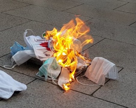 Здравният министър: Горенето на маски е зловещо, особено когато има нужда от тях в болниците