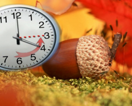 В събота срещу неделя местим стрелките на часовника към зимно часово време