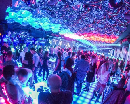 Затварят баровете и дискотеки в област Сливен, ограничават тържествата в няколко области