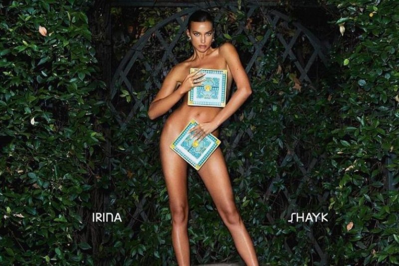 Ирина Шейк позира гола за Vogue