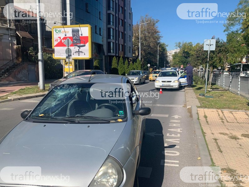 Кола блъсна пешеходка в центъра на Пловдив