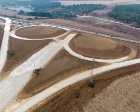 Десетки машини и стотици работници строят АМ 