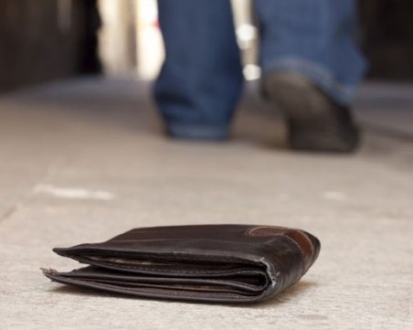 Търси се: Мъжки портфейл, изгубен на паркинг на пловдивски магазин*