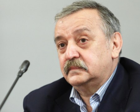 Кантраджиев: Трябва да се въоръжим с търпение, водата за уста и содата убиват вирусите